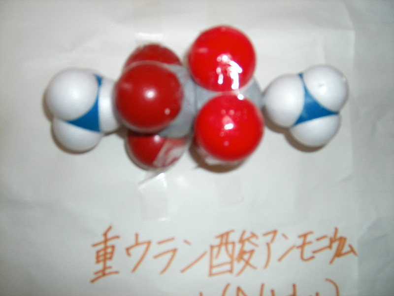 日々是学び也 分子模型紹介28 重ウラン酸アンモニウム